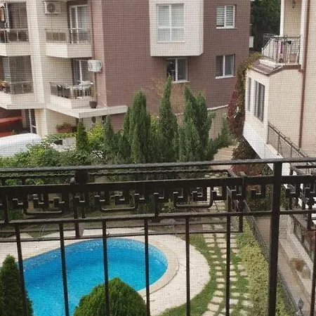 2 Staen V Zatvoren Komples S Basein Daire *